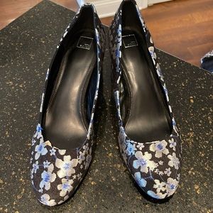 Floral fabric pumps